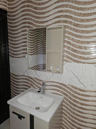 a bathroom with a sink and a mirror at Merisi Horizon in K'eda