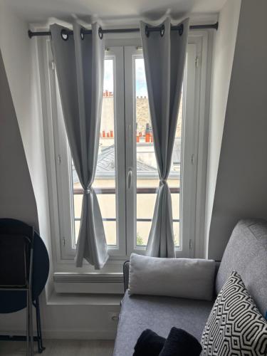 Paris 17ème - STUDIO compact 10m2 -110 sqf - coeur BATIGNOLLES - ideal SOLO traveler