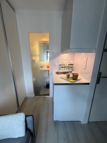 Paris 17ème - STUDIO compact 10m2 -110 sqf - coeur BATIGNOLLES - ideal SOLO traveler