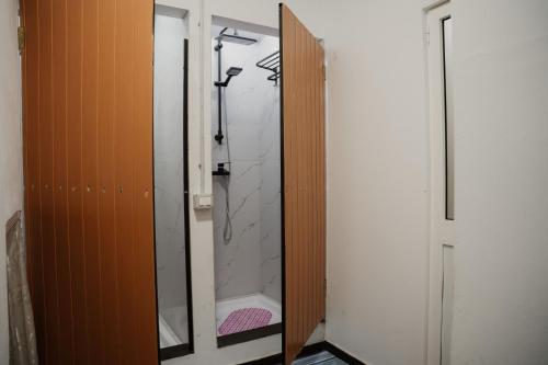 a bathroom with a mirror and a shower at Backpacker Hostel Kruje in Krujë