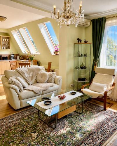 a living room with a couch and a coffee table at Apartament Pers - komfortowy relaks przy kominku i klimatyzacji in Szczawno-Zdrój
