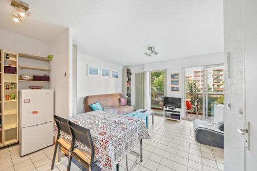 Apartment in Hyères with Swimming Pool and Balcony