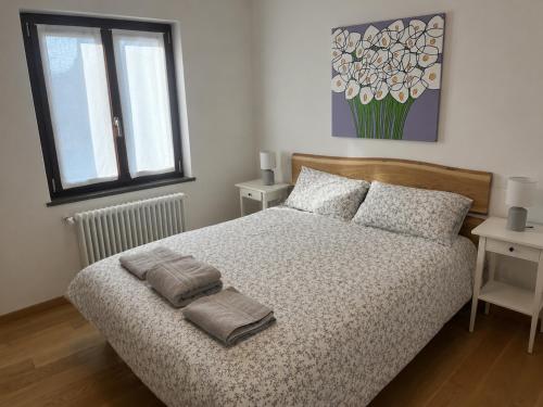 a bedroom with a bed with two towels on it at Quercia al Fiume in Ragogna