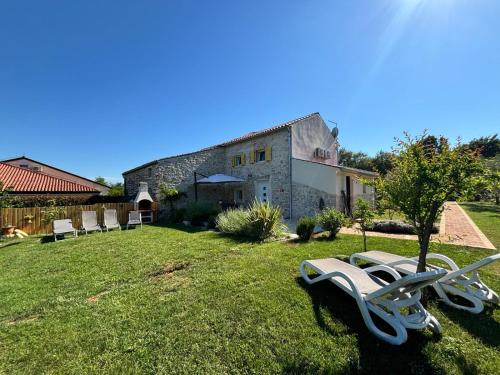 a yard with a bench in front of a building at Casa Viva in Umag