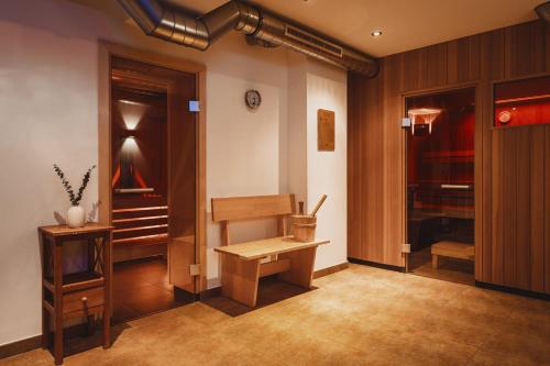 a dressing room with a bench and a closet at Apartments Obernosterer in Kaprun