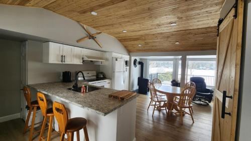 a kitchen and dining room with a table and chairs at Chalet Ohana in Adstock