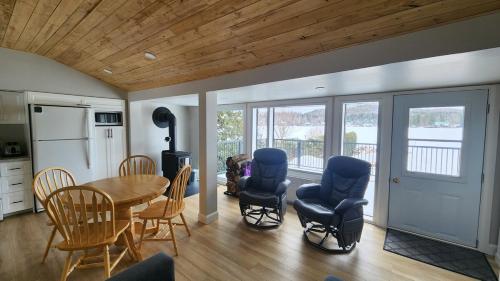 a kitchen and dining room with a table and chairs at Chalet Ohana in Adstock