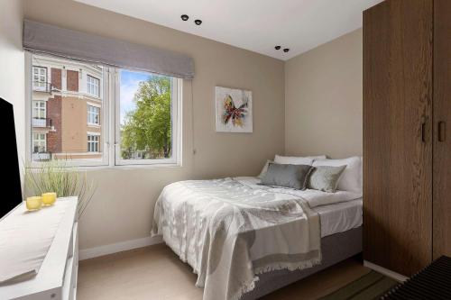 a bedroom with a bed and a window at 5BR 2Bath Frogner - Parking - Vigelandsparken in Oslo