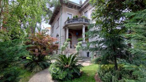 an old house with a balcony on the front of it at NOBILI LIBARDI - VILLA BASEVI in Verona
