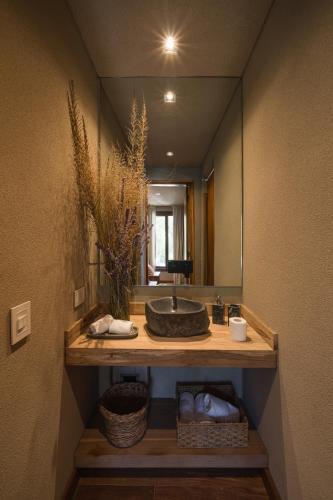 łazienka z umywalką i dużym lustrem w obiekcie Macal Cachi Luxury Lodge w mieście Cachí