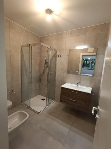 a bathroom with a shower and a sink and a toilet at Paradise 31 in Paradiso