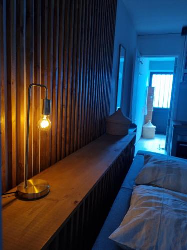 a bedroom with a bed and a desk with a lamp at Studio Maison à Saint-Denis in Saint-Denis