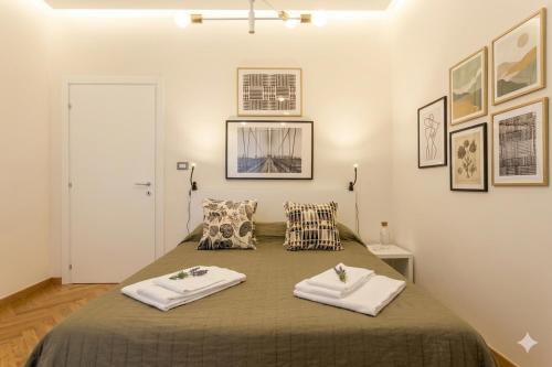 a bedroom with a bed with two towels on it at CHARLOTTE House in Naples