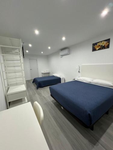 a bedroom with two beds and a ladder in it at Hostel Hock Residences in Hospitalet de Llobregat