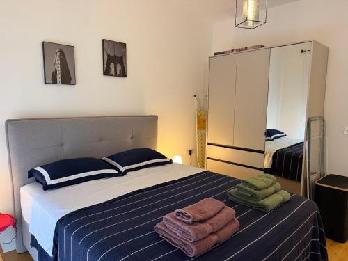 a bedroom with a bed with towels on it at Mare e Monti in Bar