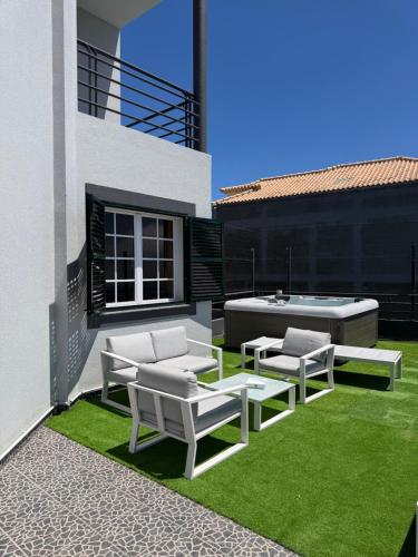 Cabo Girão Home with Sea Views and Hot Tub for 8 Guests - 15 mins from Funchal