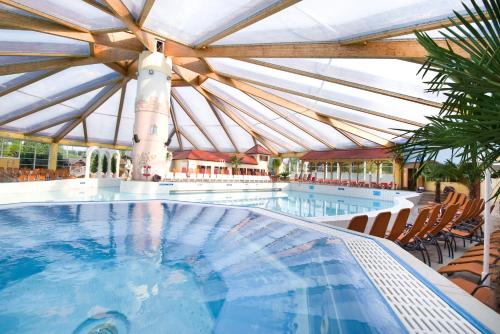 a large swimming pool with a large roof at Ferienwohnung Viktoria - Vintage Apartment in Bad Klosterlausnitz
