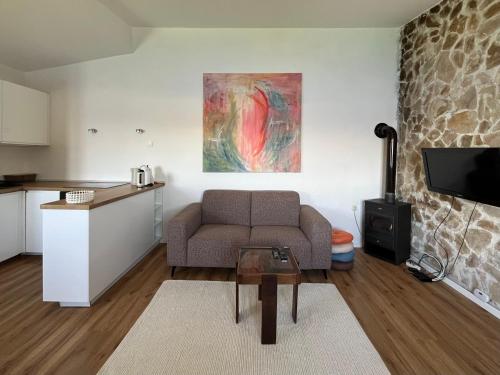 ein Wohnzimmer mit Sofa und Tisch in der Unterkunft Apartment Rose in Rogač