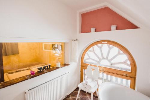 フィラッハにあるMOOKI Country Apartmentのバスルーム(トイレ付)、窓が備わります。