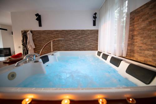 eine große blaue Badewanne mit Waschbecken im Badezimmer in der Unterkunft Vila Stanjevac, Sarajevo in Sarajevo