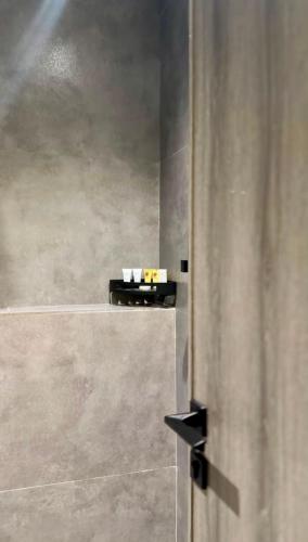 a bathroom with a shower curtain and a wall at فندق شفت جازان Shift Jizan Hotel in Jazan