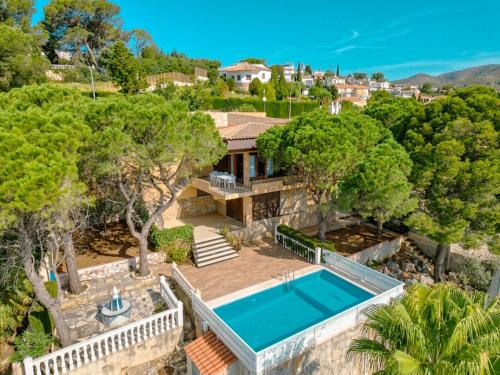 an aerial view of a house with a swimming pool at Primestay - Chalet Panamá - Piscina y Vistas al Castillo in Peniscola