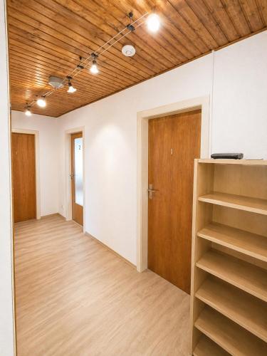 an empty room with a closet and a wooden ceiling at Kurzzeitvermitung Angelov in Hameln