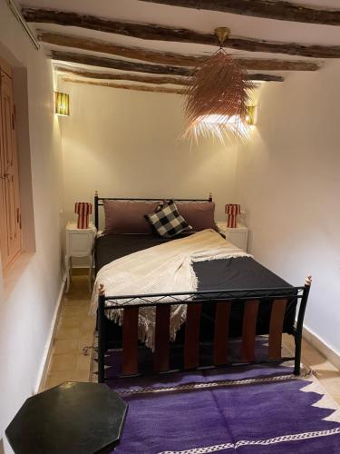 a bedroom with a bed in a room at Riad Marrakech Palacito in Marrakesh