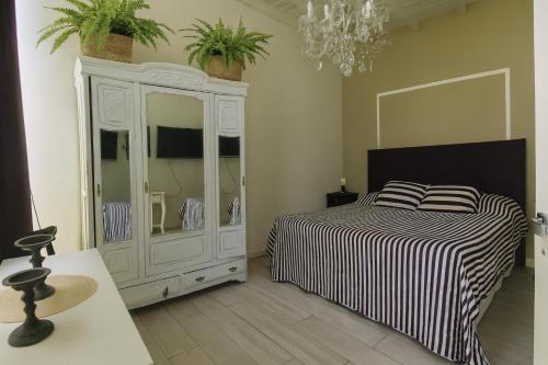 a bedroom with a bed and a cabinet with plants at La Preta, casa de campo in San Clemente