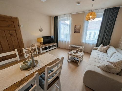 a living room with a couch and a table at Ferienwohnung Florentine mit 2 Schlafzimmern in Bad Klosterlausnitz