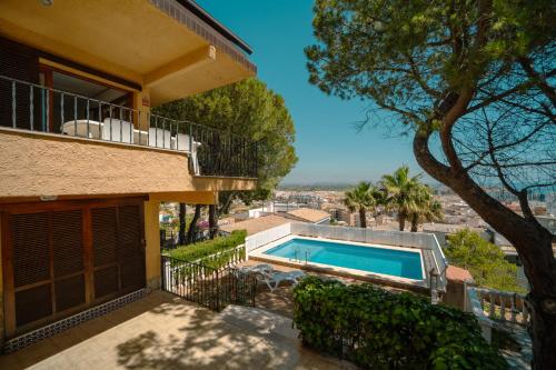 a villa with a swimming pool in front of a house at Primestay - Chalet Panamá - Piscina y Vistas al Castillo in Peniscola