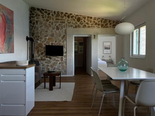 ein Esszimmer und ein Wohnzimmer mit Tisch und Stühlen in der Unterkunft Apartment Rose in Rogač