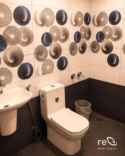 a bathroom with a toilet and a sink at Re-Leaf Hom-Treat Homestay in Wayanad