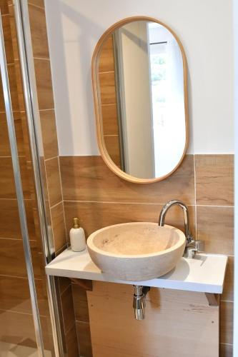 a bathroom with a sink and a mirror at Résidence Gigaro plage in La Croix-Valmer