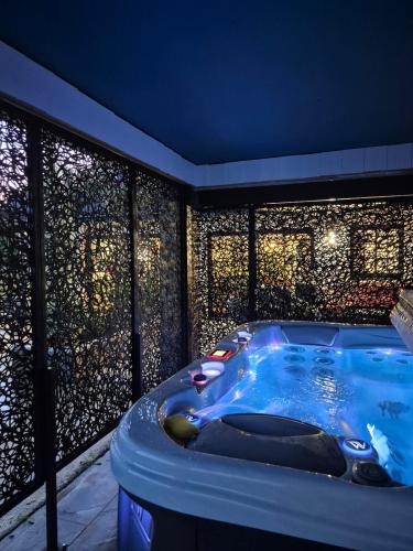 a jacuzzi tub in the middle of a room at Le logis de la mésanges Bleue in Gignac