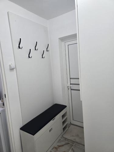 ein Zimmer mit einem Kleiderschrank, an dessen Wand Vögel sitzen. in der Unterkunft VivaVero in Baia Mare