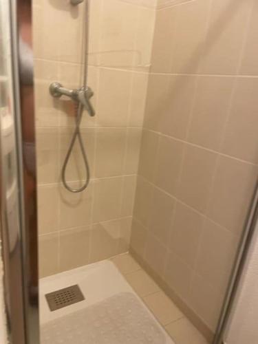 chambre d hot dans un bel appartement récent et bien desservi