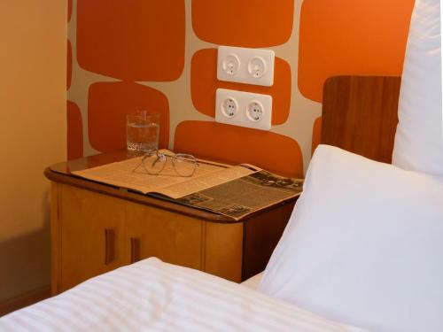 a bed room with a table with glasses on it at Das Wilde 70er in Dobritz
