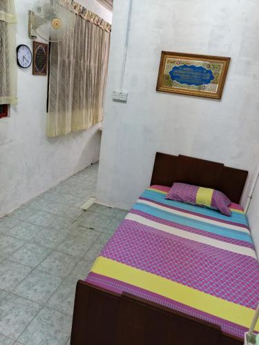 a bedroom with a bed in a room at Homestay Rumah Inap ABC Semi-D in Pasir Mas