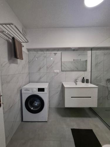 Level up - B Duplex , 2 Level Cozy Apartment with Parking