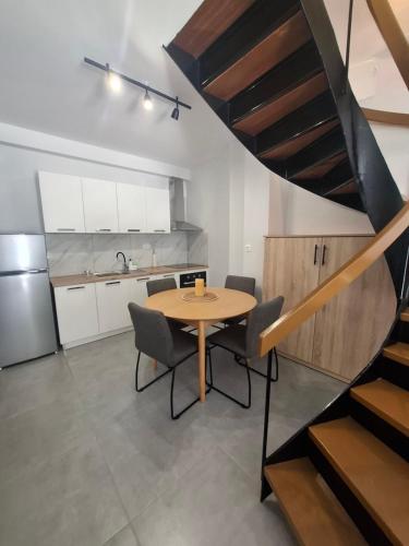 Level up - B Duplex , 2 Level Cozy Apartment with Parking