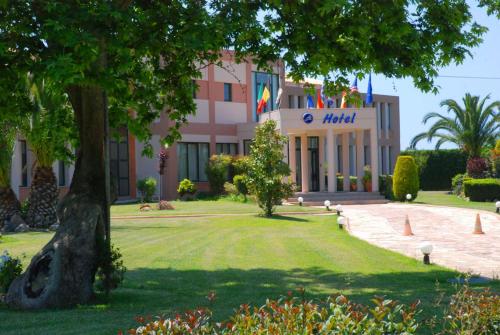 Jardín al aire libre en Hotel Alkionis