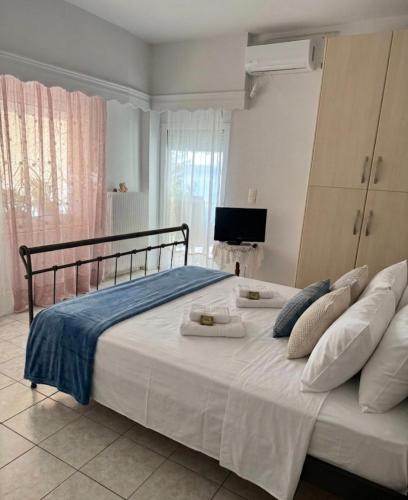a bedroom with a bed with two towels on it at Elenas house in Kánithos