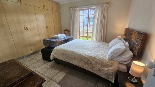 a bedroom with a bed and a window at Kings Place Montagu in Montagu