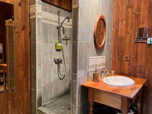 a bathroom with a sink and a shower at Maison d'Hôtes Béarnaise "Léchémia" in Salies-de-Béarn