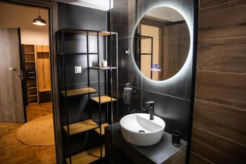 Cozy 1-bedroom renovated apt at the city center