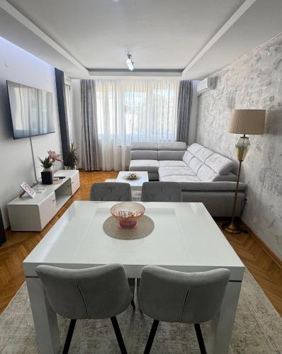 a living room with a white table and chairs at Stan Hacienda in Valjevo