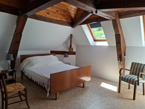 a bedroom with a bed and a desk and a chair at Le refuge des Champeaux in Domecy-sur-le-Vault