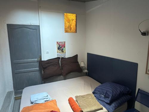 a small bedroom with a bed and a couch at Venise chambre accès privé in Castres