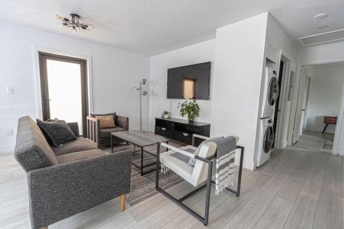 Centrally Located Modern 2bdr Home w Fast WiFi & Parking photo 10